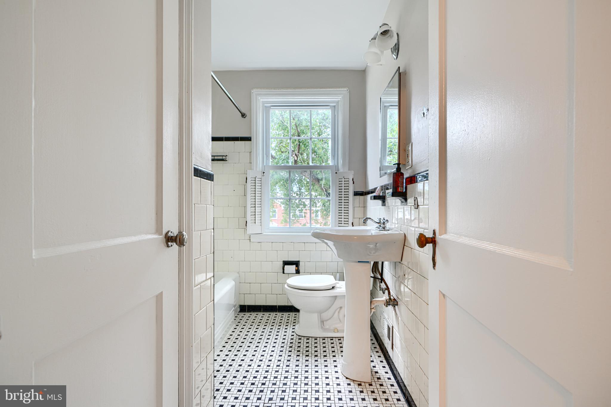 6142 Regent Park Road Baltimore, MD 21228 - Photo 24 of 36 Full Bathroom