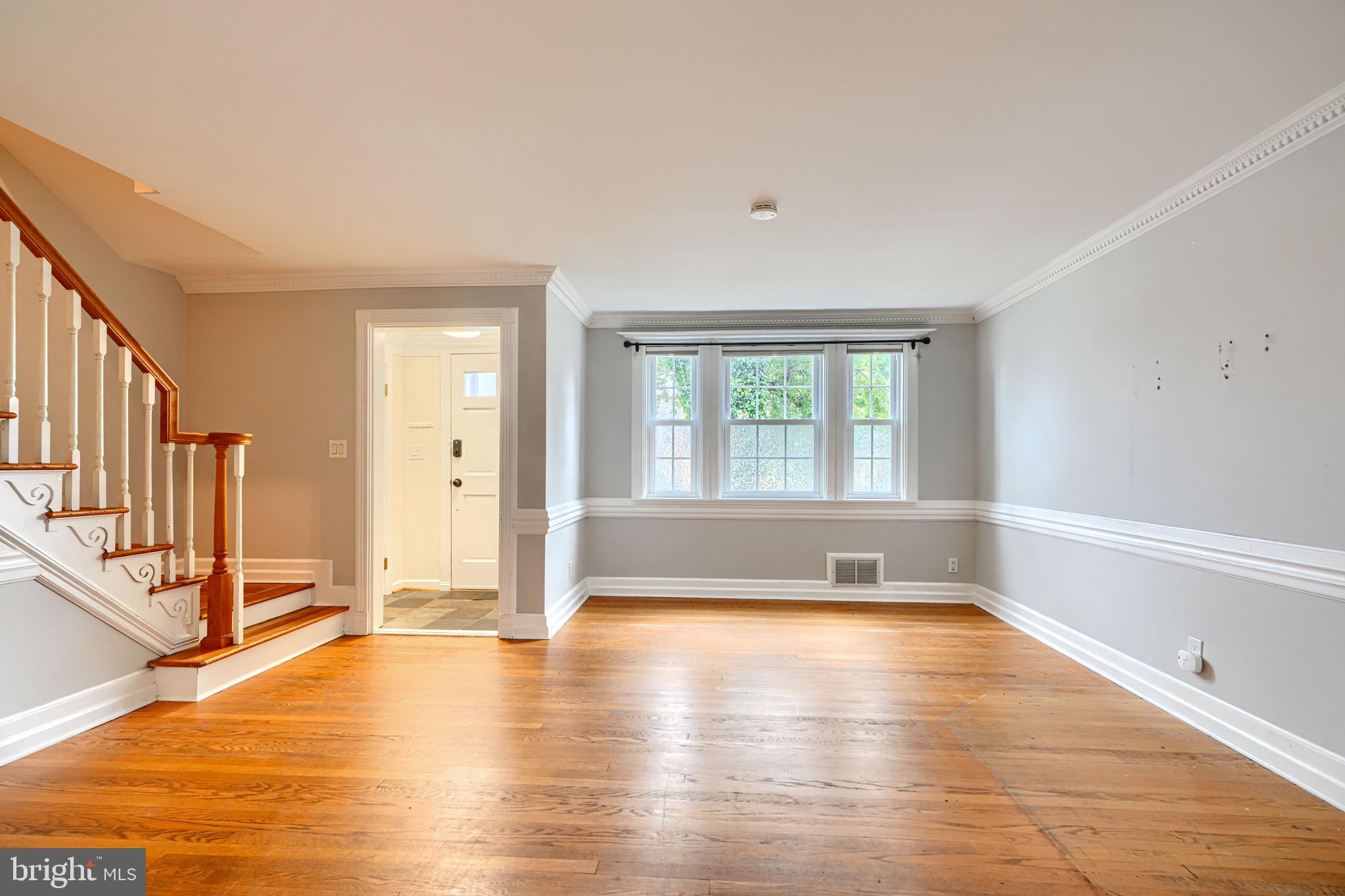 6142 Regent Park Road Baltimore, MD 21228 - Photo 4 of 36 Large Light-Filled Living Room
