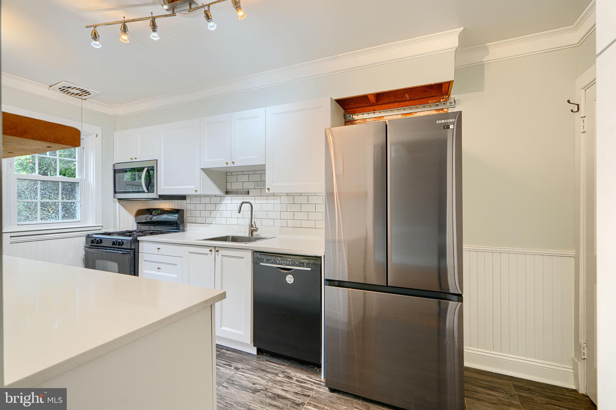 6142 Regent Park Road Baltimore, MD 21228 - Photo 10 of 36 Updated Kitchen