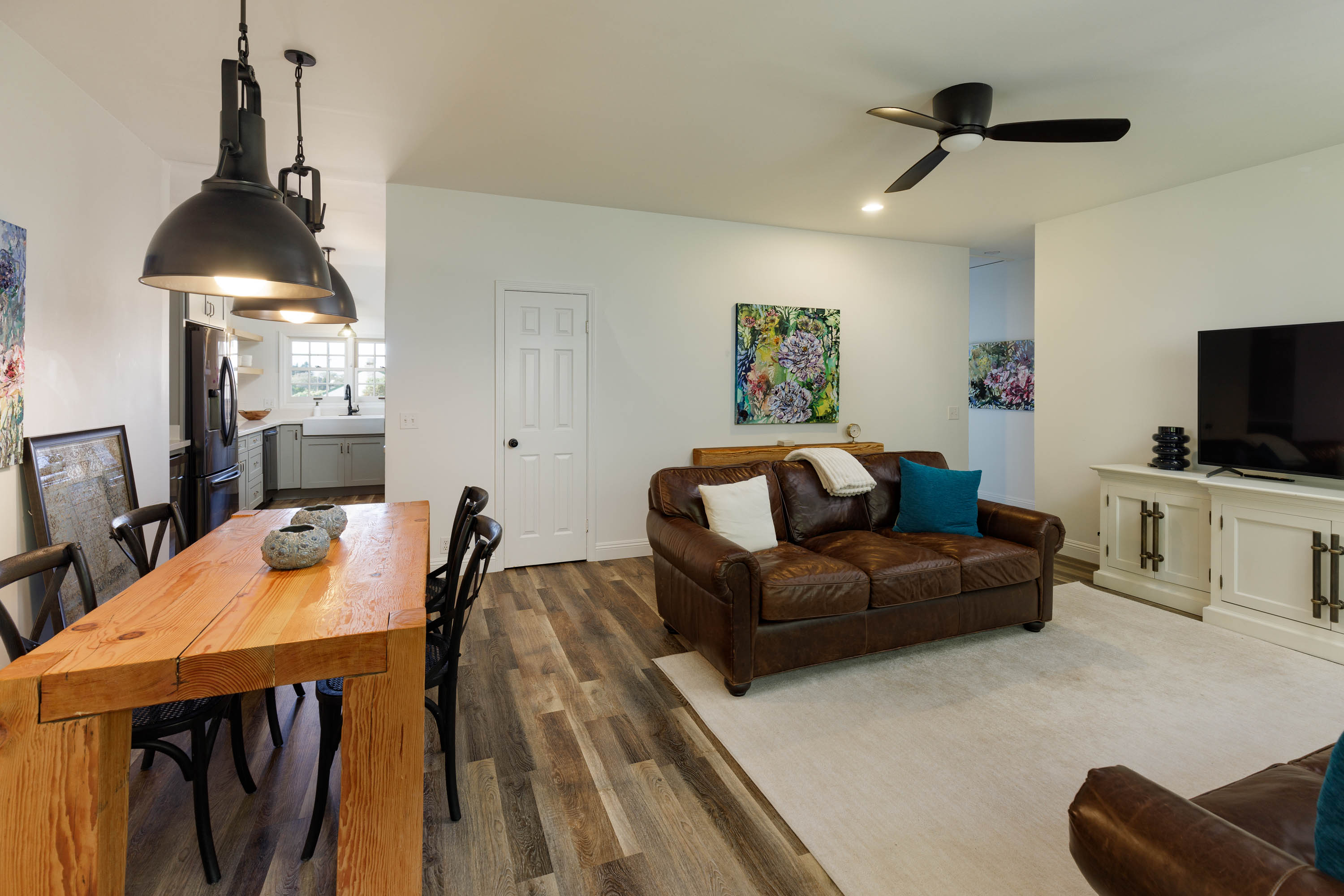 65-1235 Opelo Road, Unit 5 Kamuela, HI 96743 - Photo 4 of 17 a living room with furniture and a flat screen tv