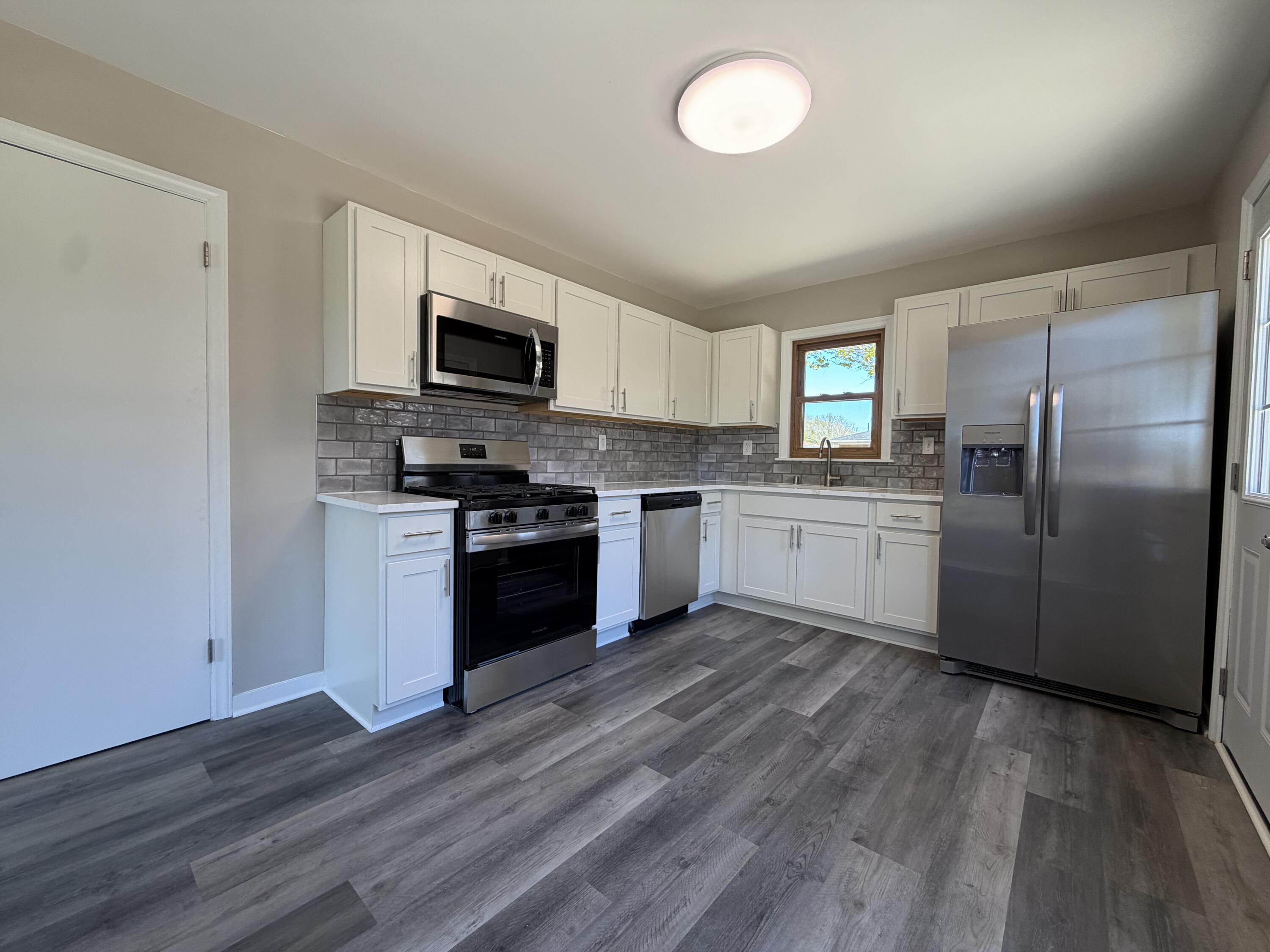 1010 Shorecrest Drive Racine, WI 53402 - Photo 5 of 14 Kitchen
