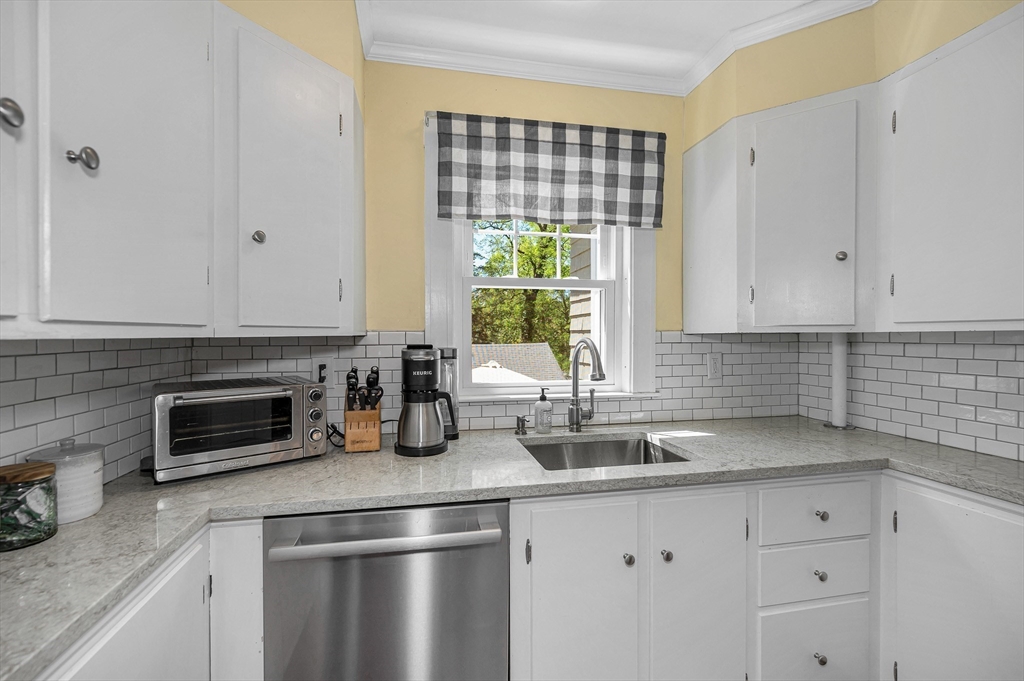 18 Wells Road Reading, MA 01867 - Photo 9 of 41