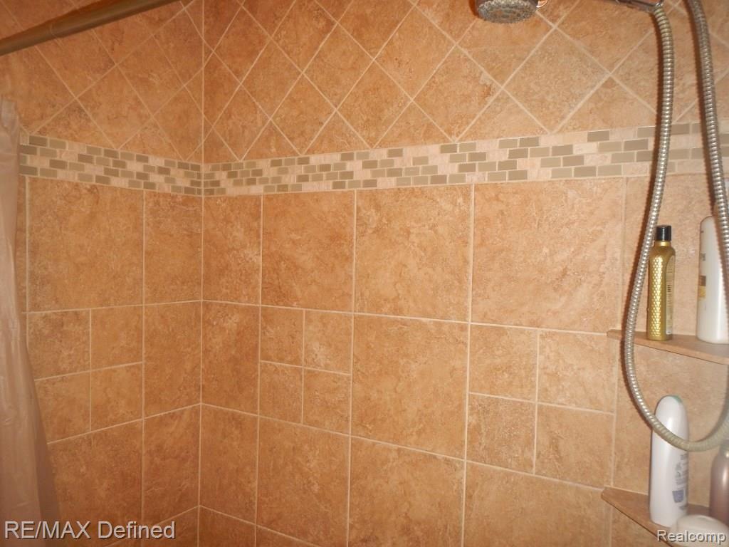 4645 Granger Road Oxford, MI 48371 - Photo 25 of 33 Main Bath Shower
