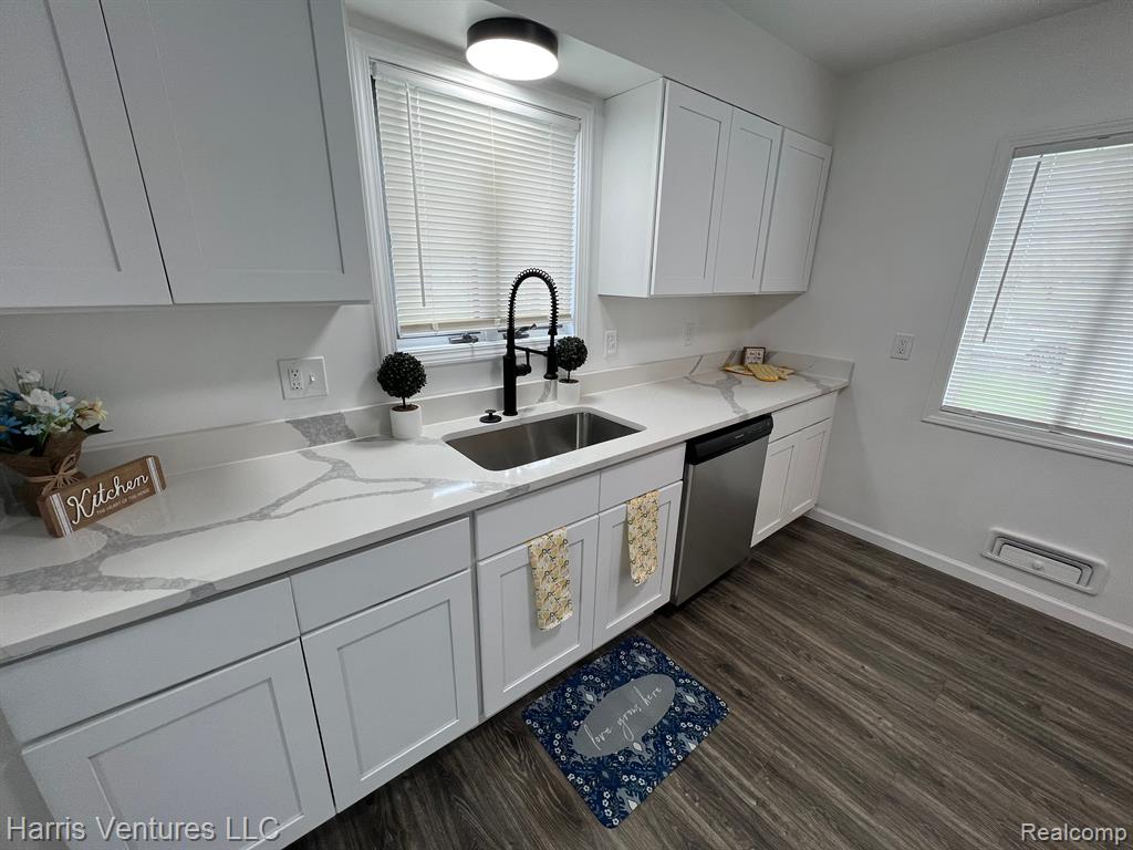 16554 Veronica Avenue Eastpointe, MI 48021 - Photo 11 of 28