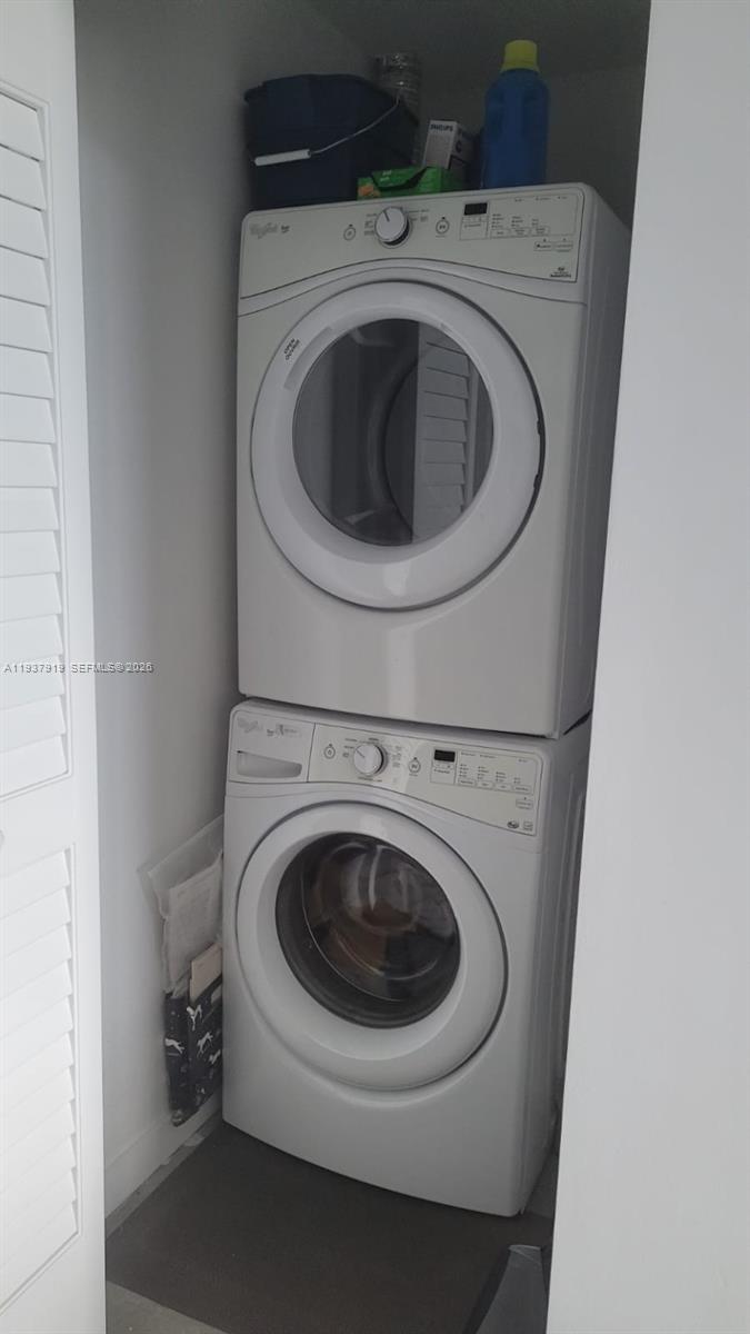 151 Southeast 1st Street, Unit 2507 Miami, FL 33131 - Photo 32 of 34 a utility room with dryer and washer