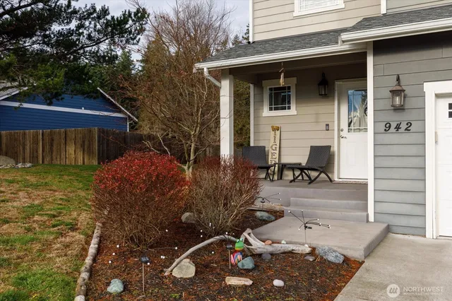a view of backyard of the house