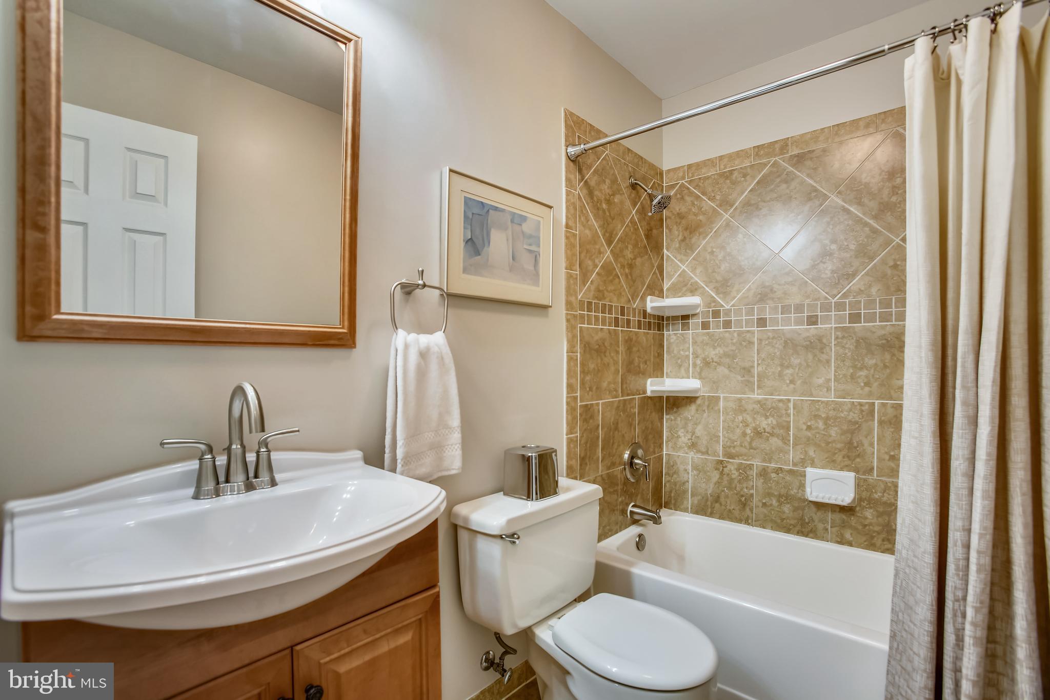 2180 Pond View Court Reston, VA 20191 - Photo 22 of 35 Hall bath