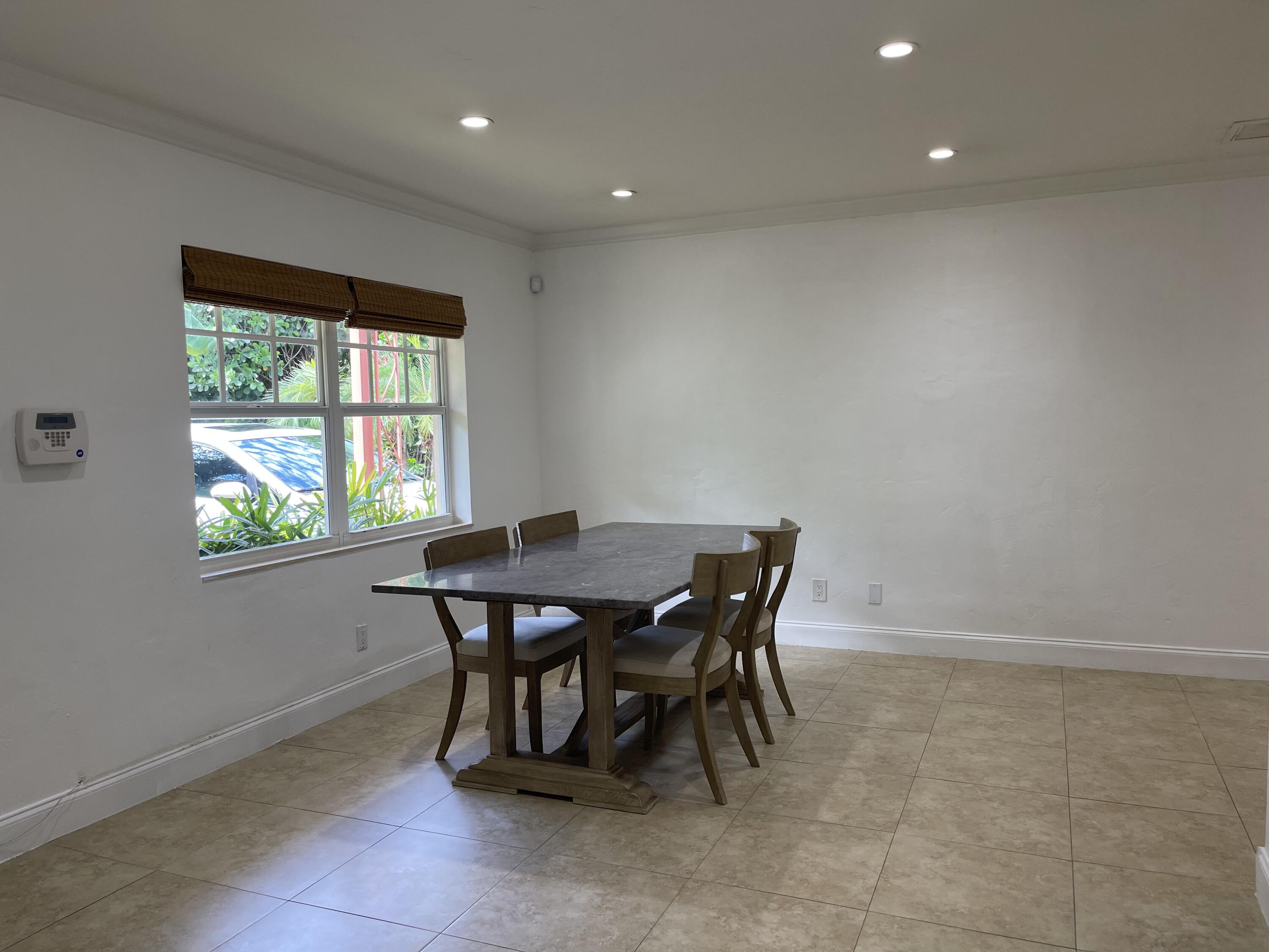 251 Pilgrim Road West Palm Beach, FL 33405 - Photo 4 of 18 LIVING : DING