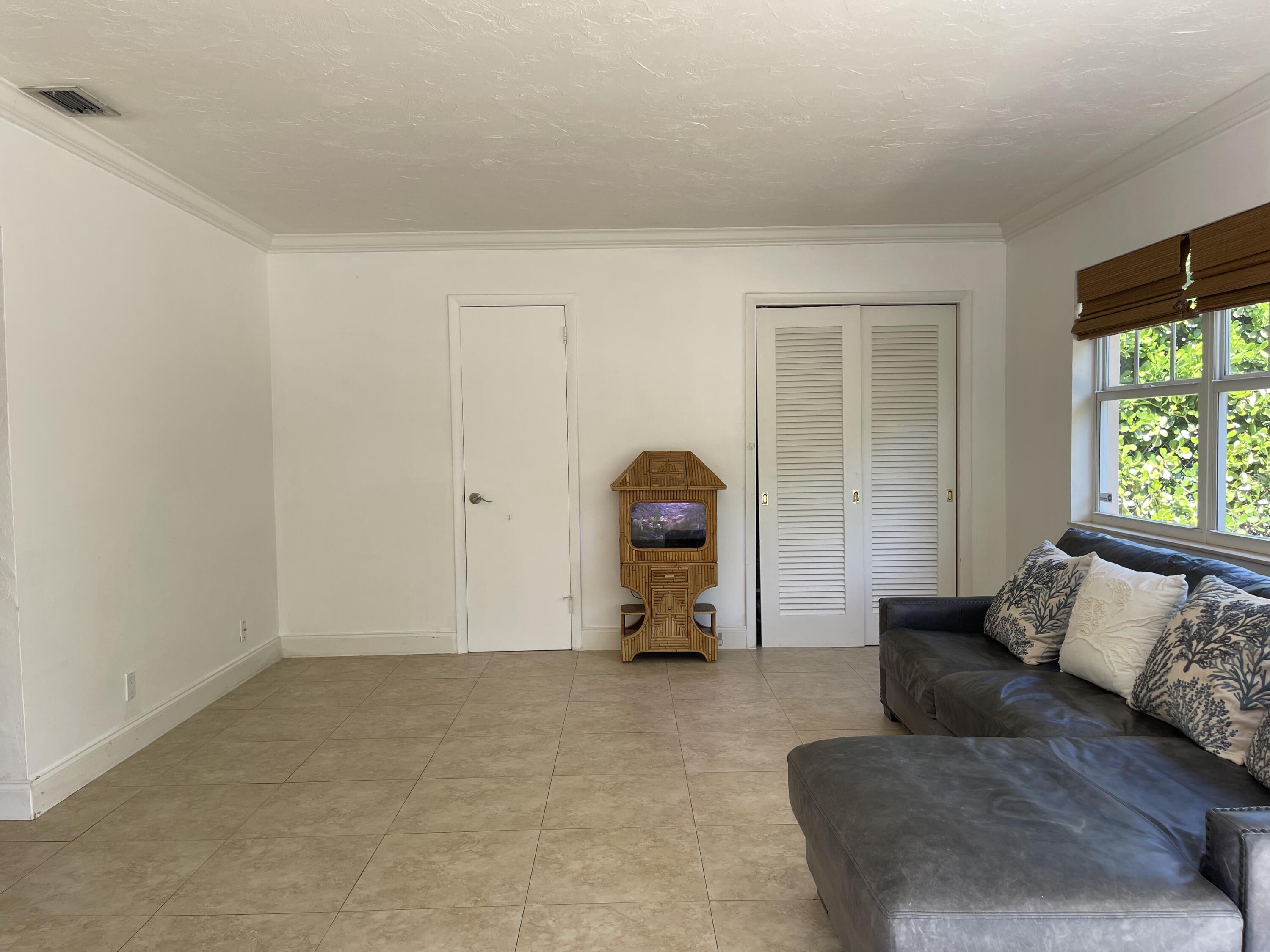 251 Pilgrim Road West Palm Beach, FL 33405 - Photo 10 of 18 FLORIDA ROOM 1