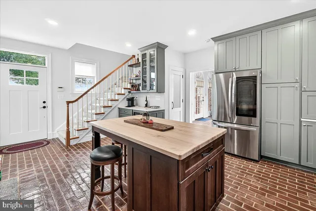 a view of a house with backyard and porch