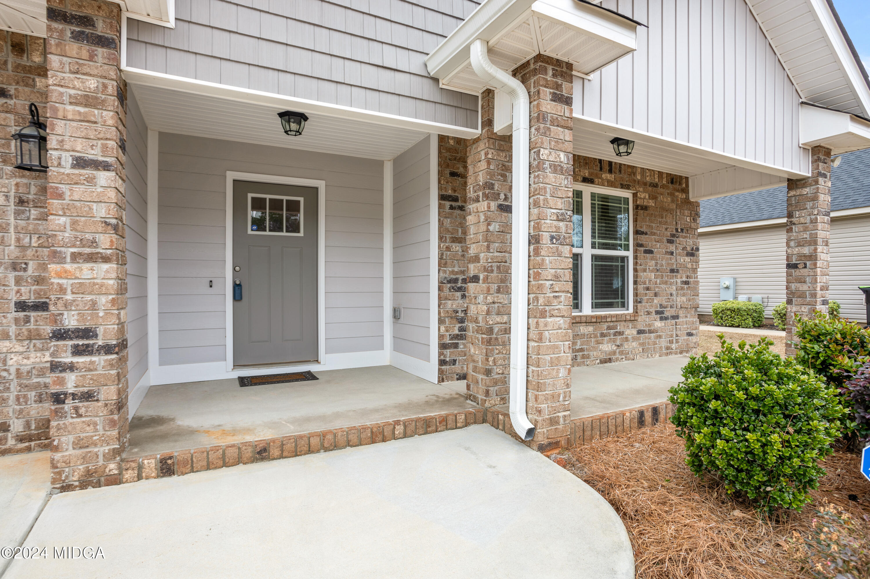 150 Hawks Rdg Trace Byron, GA 31008 - Photo 6 of 51 front view of a house with a porch