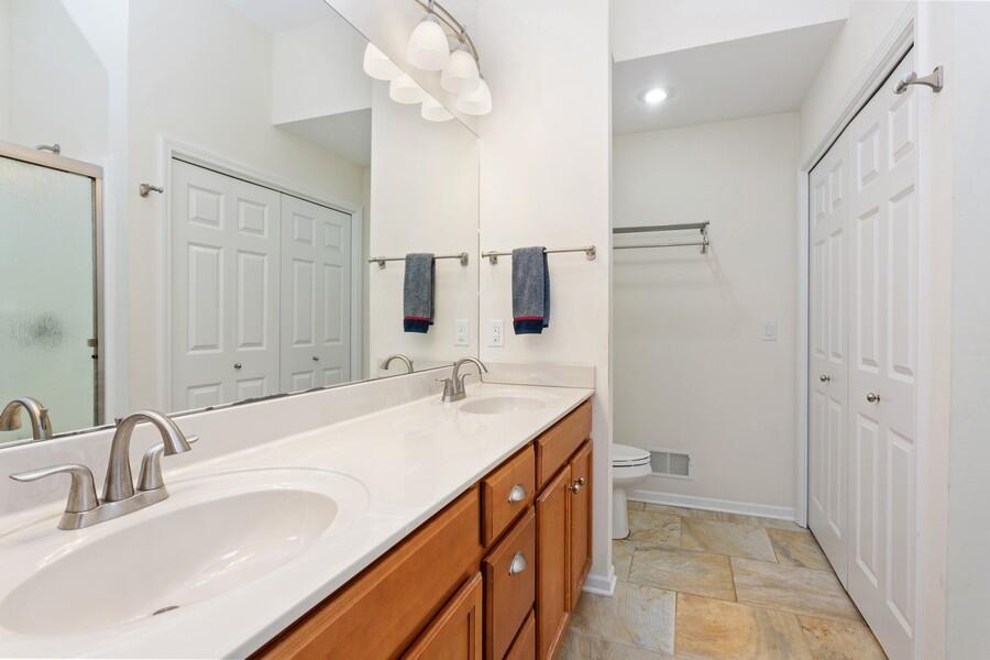 2570 Holiday House Road St. Joseph, MI 49085 - Photo 8 of 17 08_2570HolidayHouse13Road_13_PrimaryBath