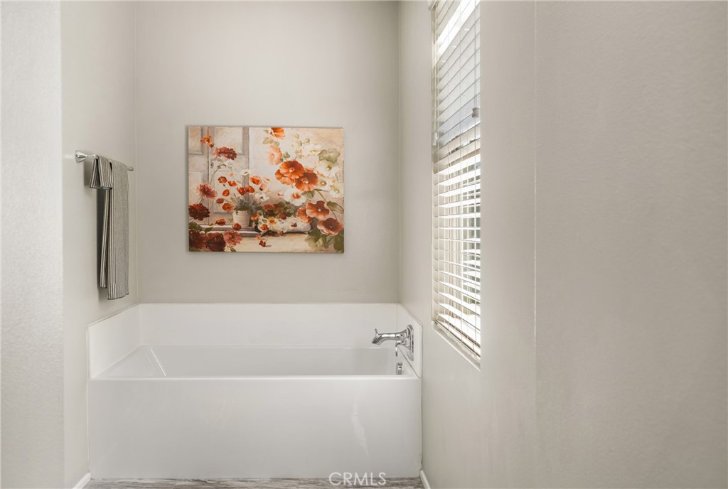 425 South Anaheim Boulevard, Unit 3 Anaheim, CA 92805 - Photo 48 of 53 a bathroom with bathtub and window