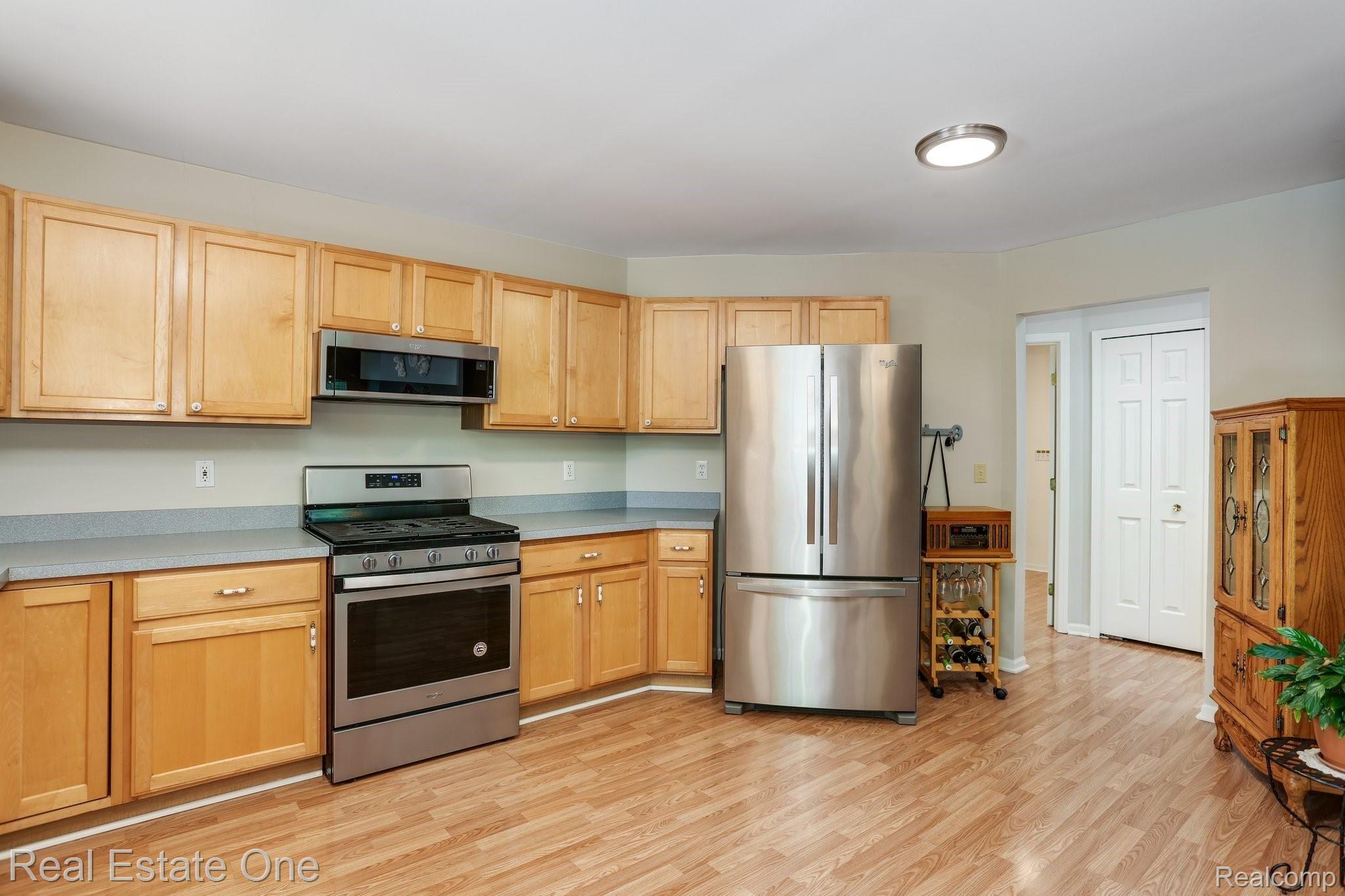 3908 Cullen Road Howell, MI 48855 - Photo 14 of 35 Newer S/S appliances