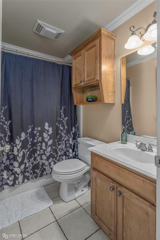 102 Red Fox Circle Haughton, LA 71037 - Photo 15 of 22 a bathroom with a sink a toilet and mirror