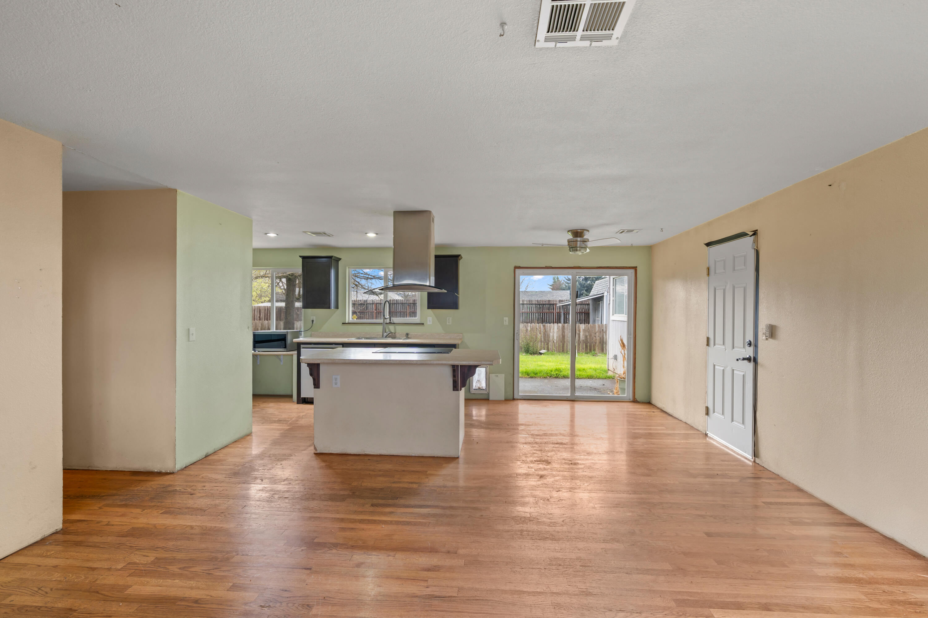 8044 Division Road White City, OR 97503 - Photo 4 of 30 Living room