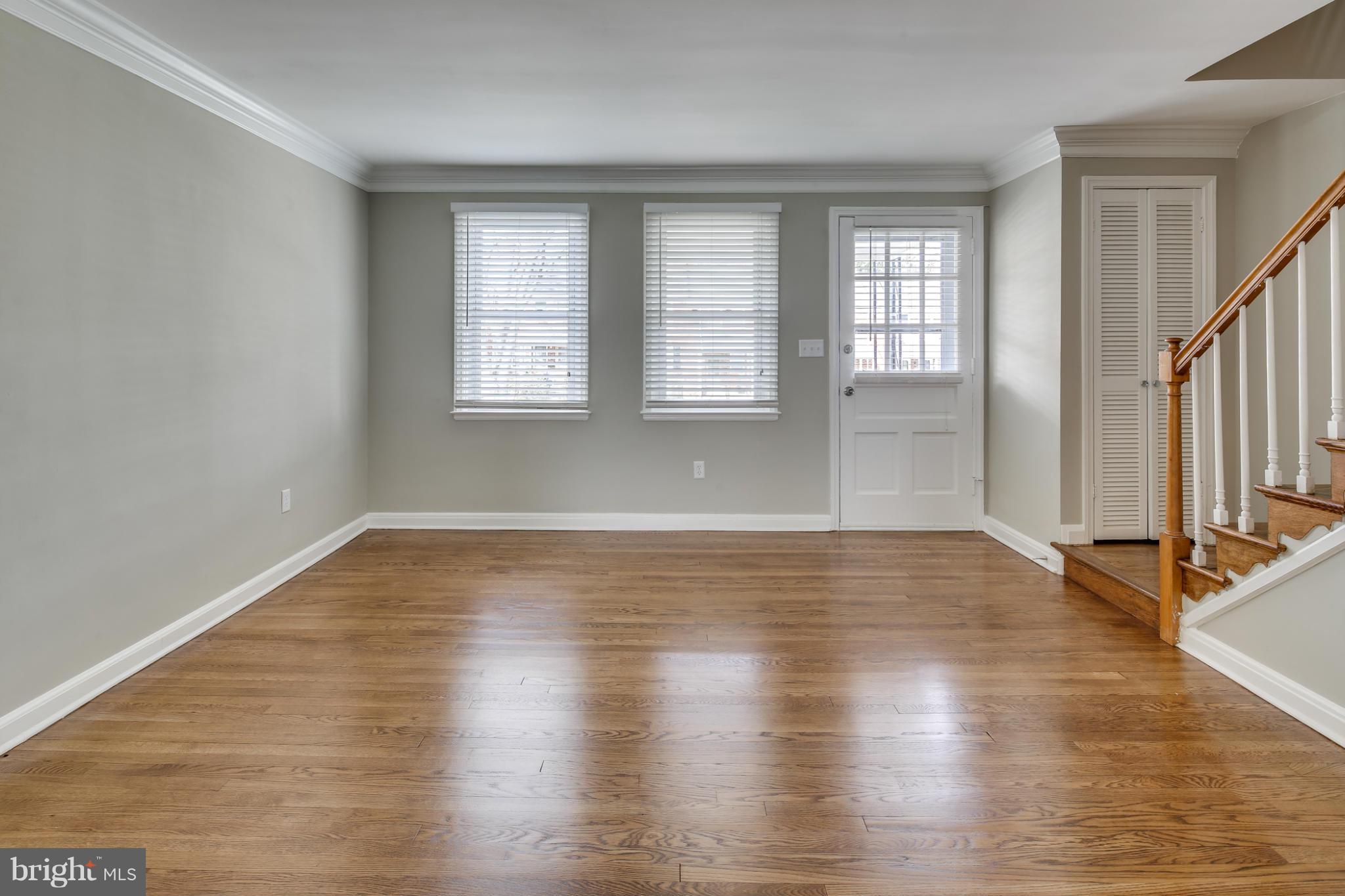 620 Braeside Road Baltimore, MD 21229 - Photo 7 of 30 Living Room