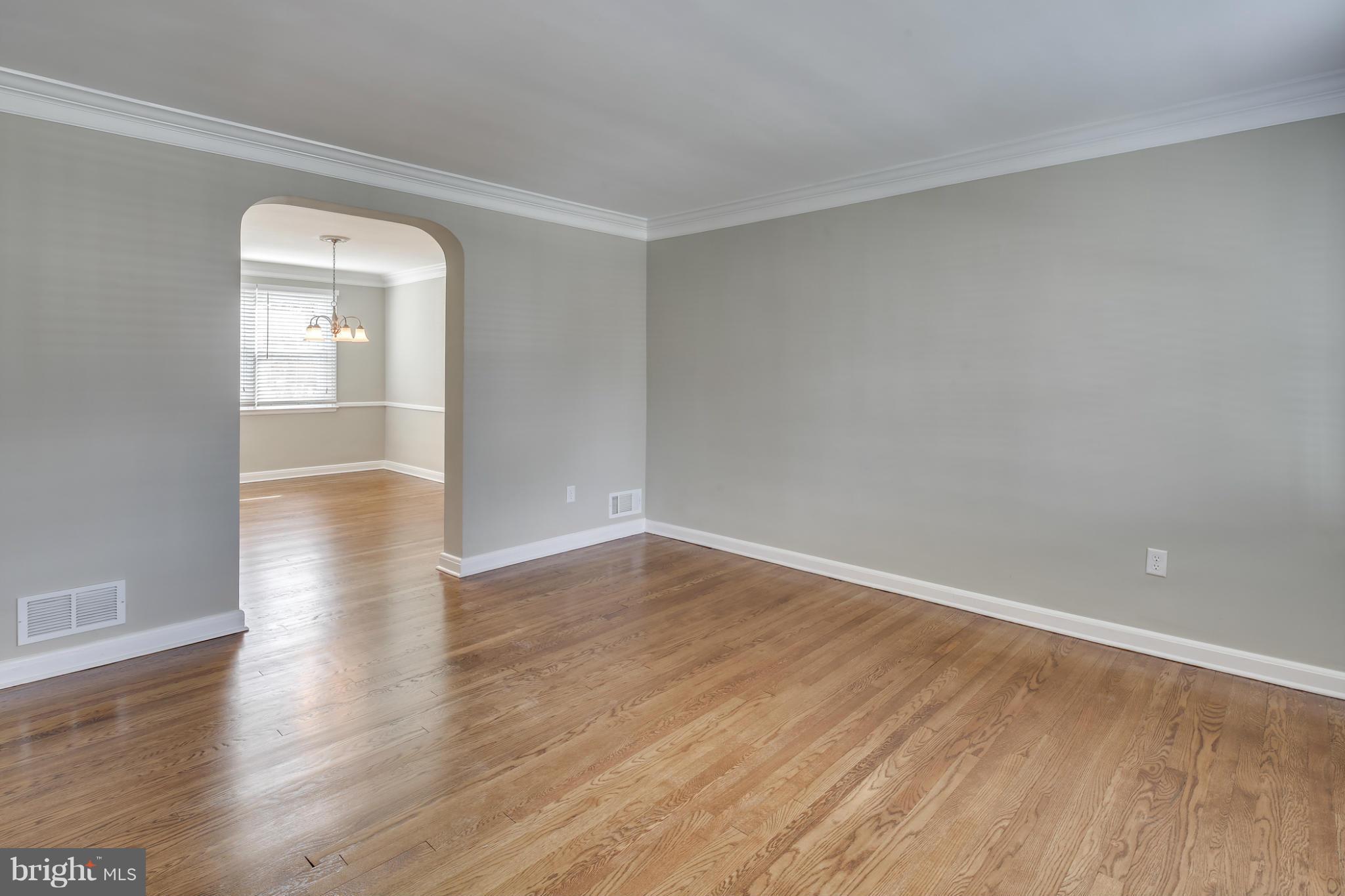 620 Braeside Road Baltimore, MD 21229 - Photo 9 of 30 Living Room