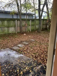 a view of a backyard