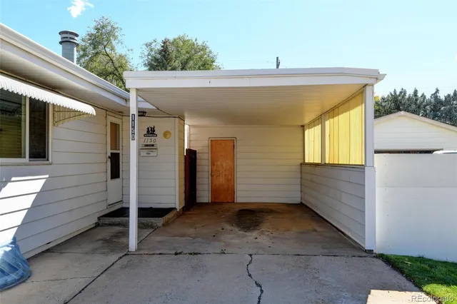 a view of a back yard of the house