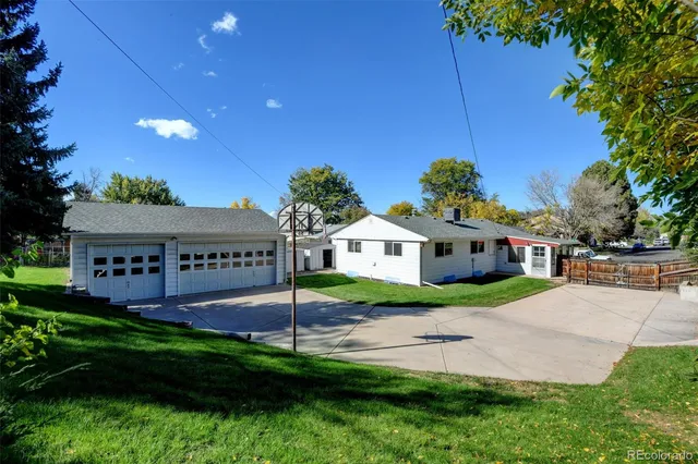 a view of house with a garden