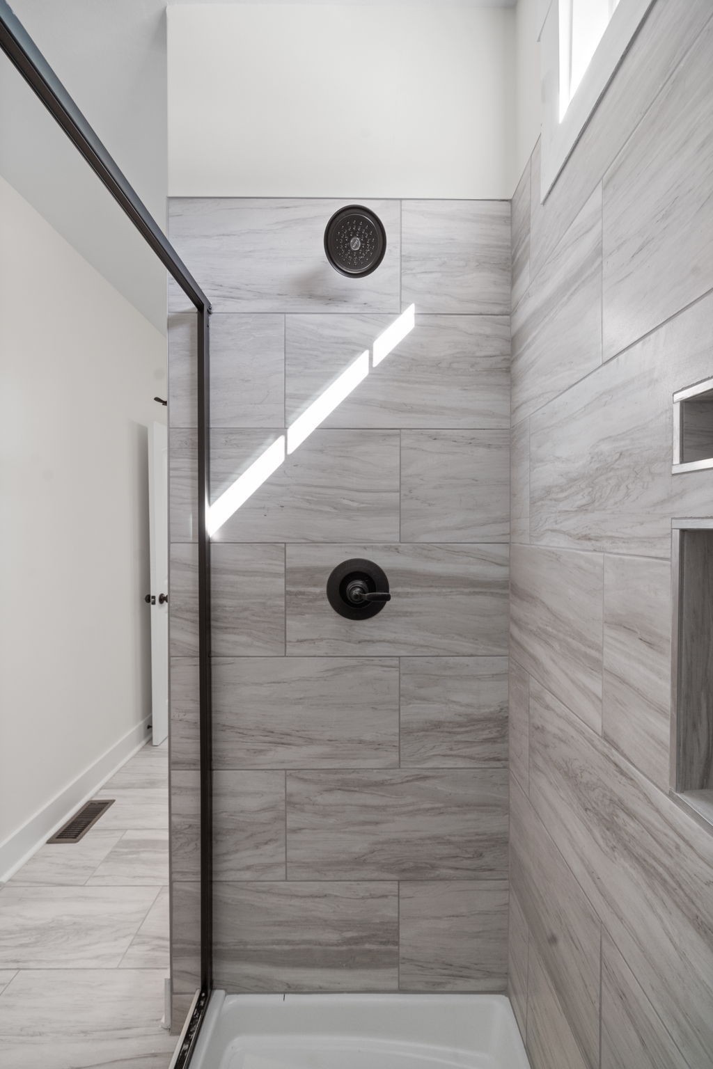 189 Dewberry Road Clarksville, TN 37042 - Photo 34 of 52 a view of door shower