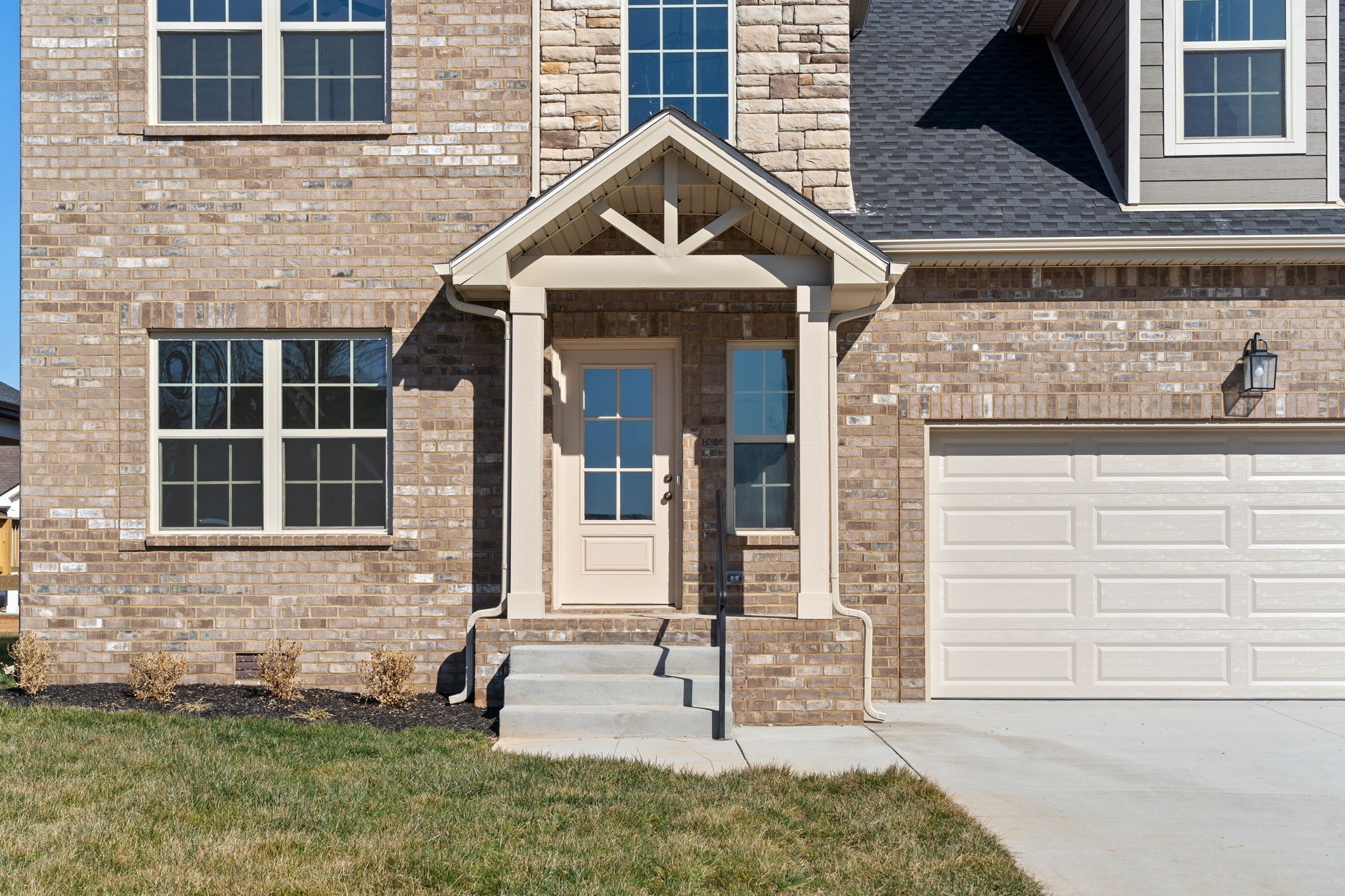 189 Dewberry Road Clarksville, TN 37042 - Photo 4 of 52 a front view of a house with garden