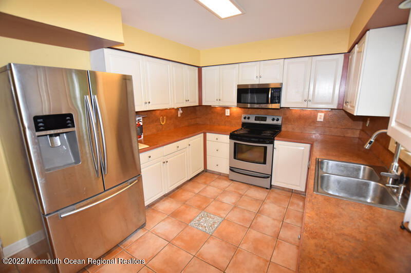 84 Daum Road Manalapan, NJ 07726 - Photo 15 of 50 15