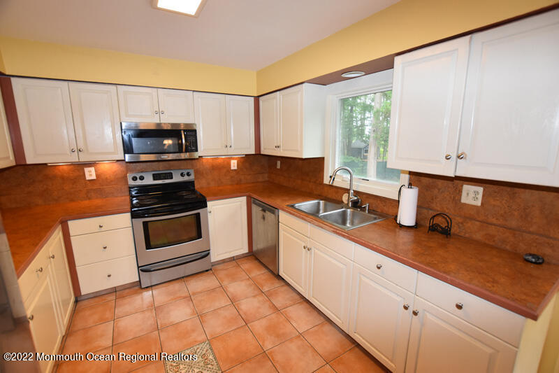 84 Daum Road Manalapan, NJ 07726 - Photo 16 of 50 16