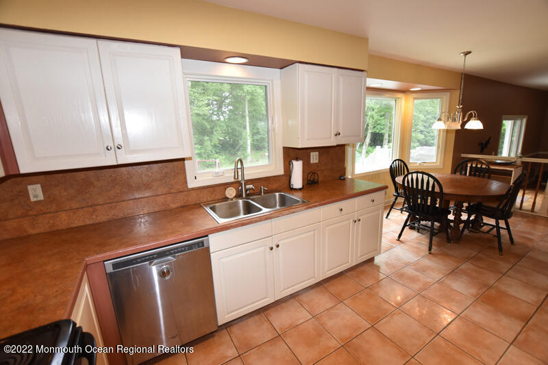 84 Daum Road Manalapan, NJ 07726 - Photo 17 of 50 17