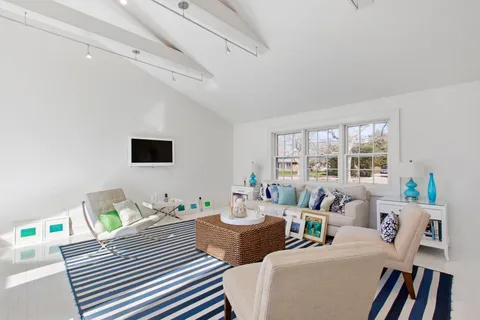 Undisclosed Address, Southampton, NY 11968