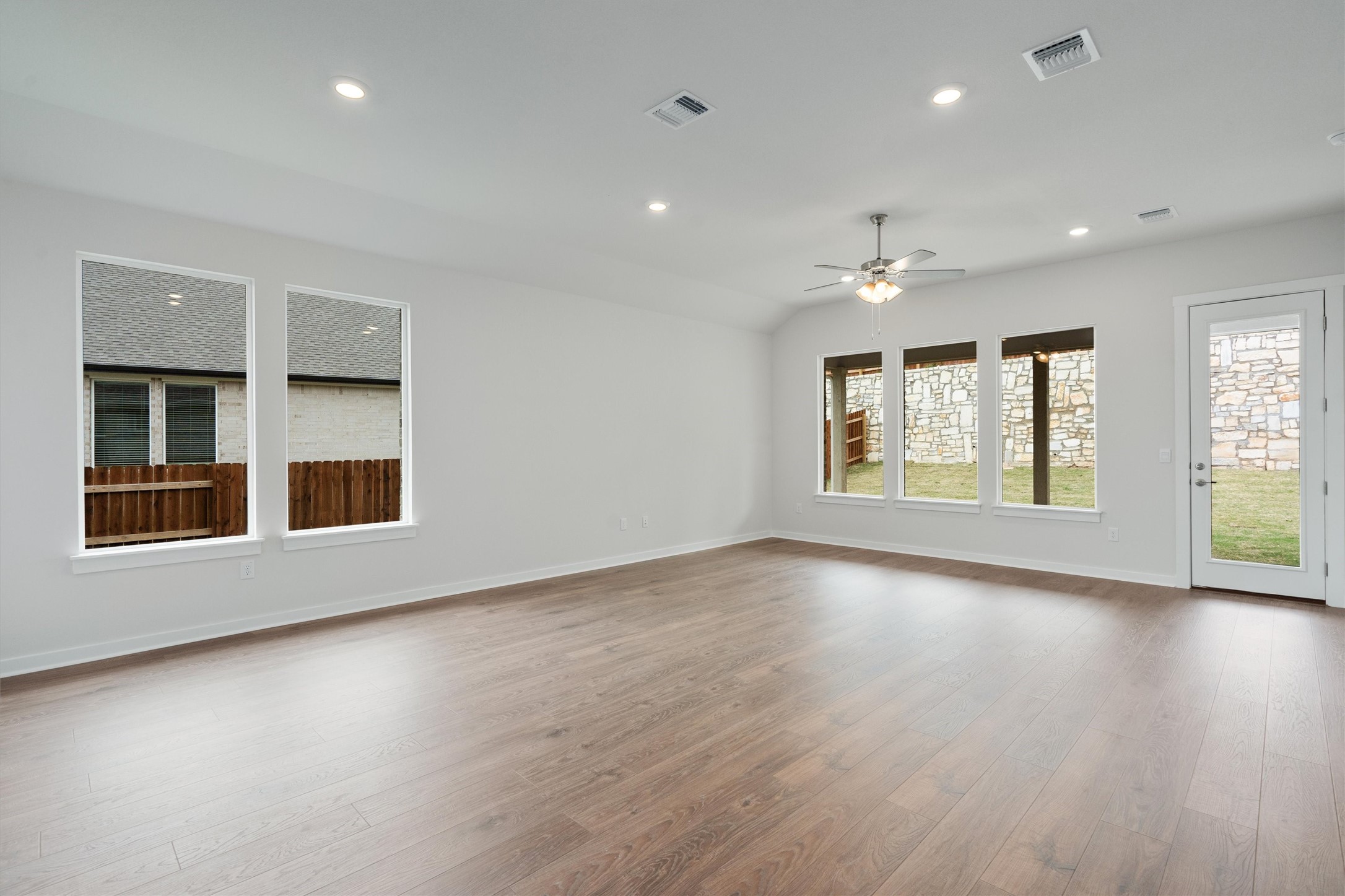 305 Barton Run Drive Georgetown, TX 78628 - Photo 5 of 20