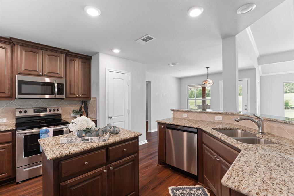 254 Jackson Road Whitewright, TX 75491 - Photo 24 of 40 Kitchen with island