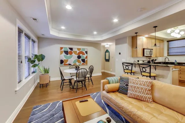 $3,500 | 528 West Cornelia Avenue, Unit 2N, Chicago, IL 60657