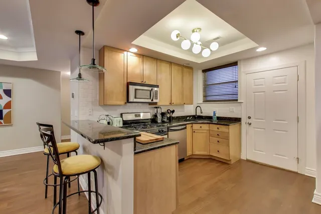 $3,500 | 528 West Cornelia Avenue, Unit 2N, Chicago, IL 60657