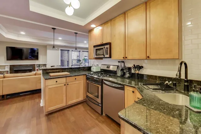 $3,500 | 528 West Cornelia Avenue, Unit 2N, Chicago, IL 60657