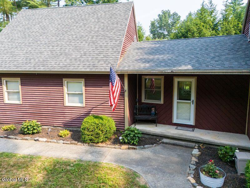 129 Pitcher Road Queensbury, NY 12804 - Photo 4 of 41 urjtvQiA