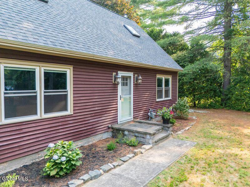 129 Pitcher Road Queensbury, NY 12804 - Photo 5 of 41 yXboYhAA
