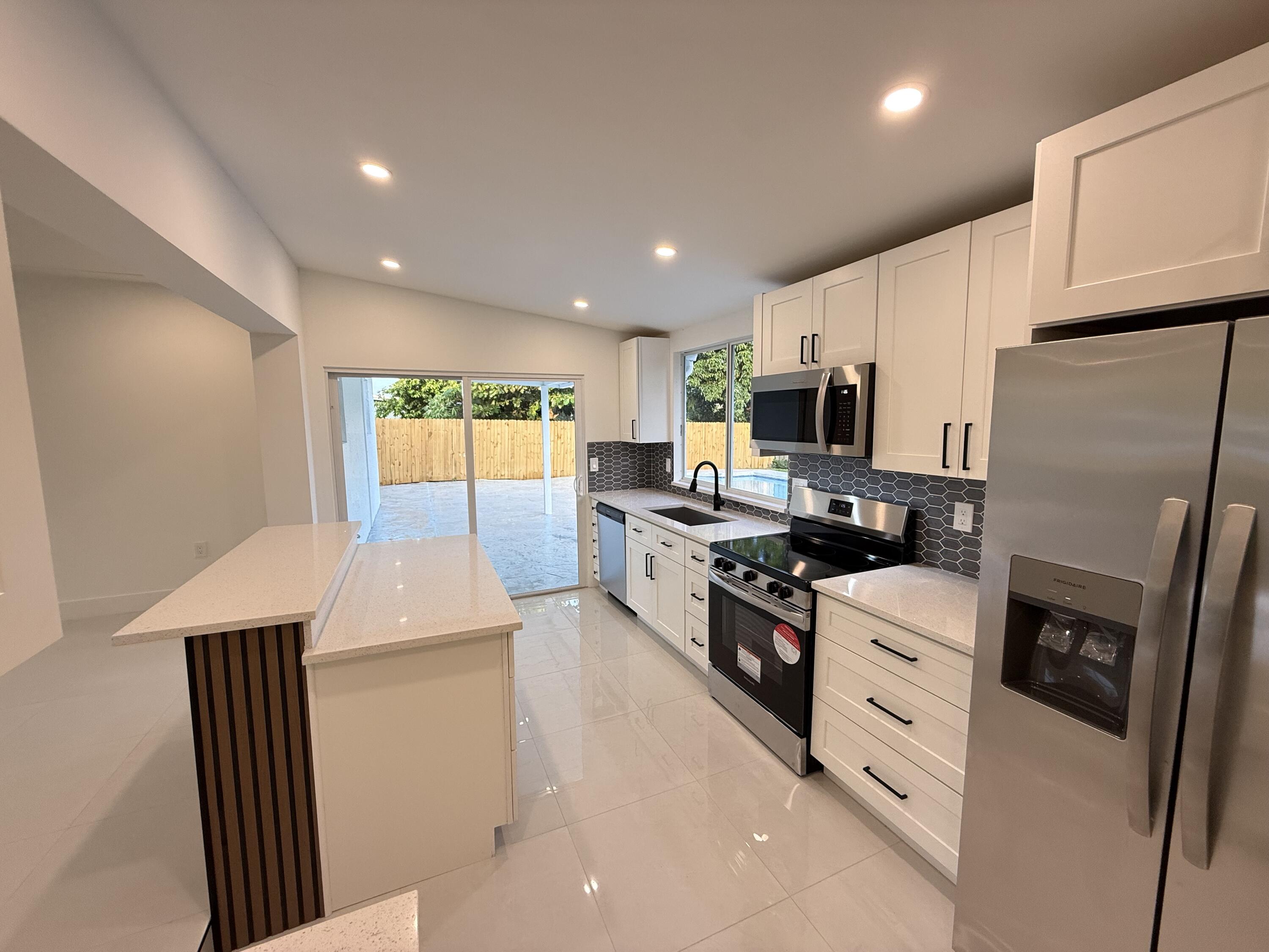 345 Pinehurst Road Palm Springs, FL 33461 - Photo 16 of 38 IMG_0964