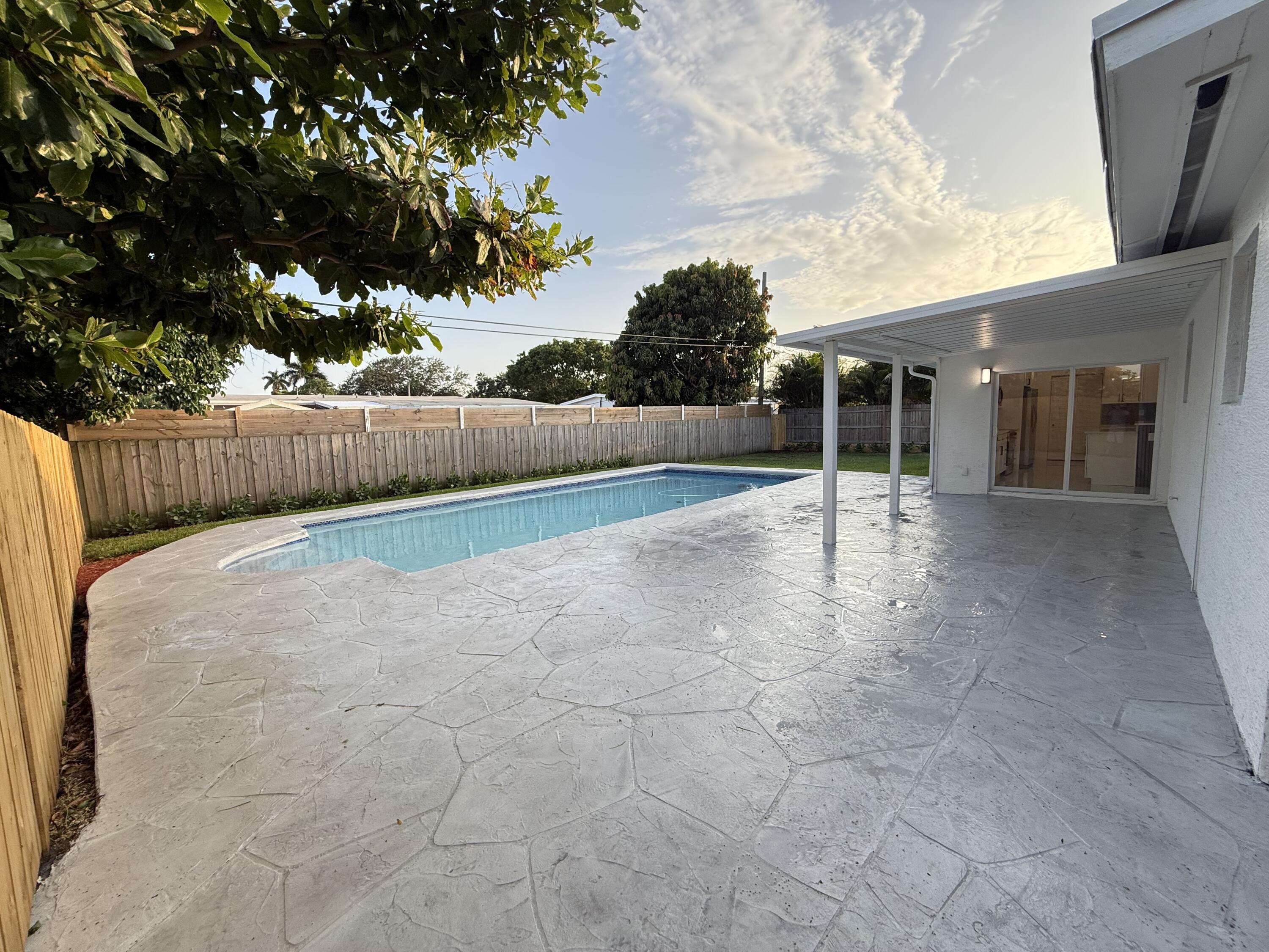 345 Pinehurst Road Palm Springs, FL 33461 - Photo 6 of 38 IMG_0956