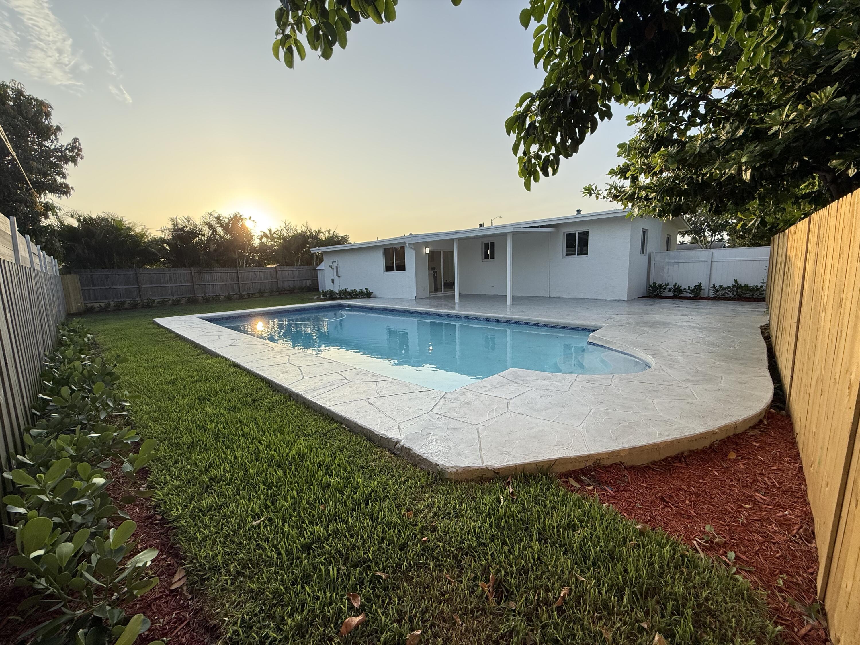 345 Pinehurst Road Palm Springs, FL 33461 - Photo 7 of 38 IMG_0957