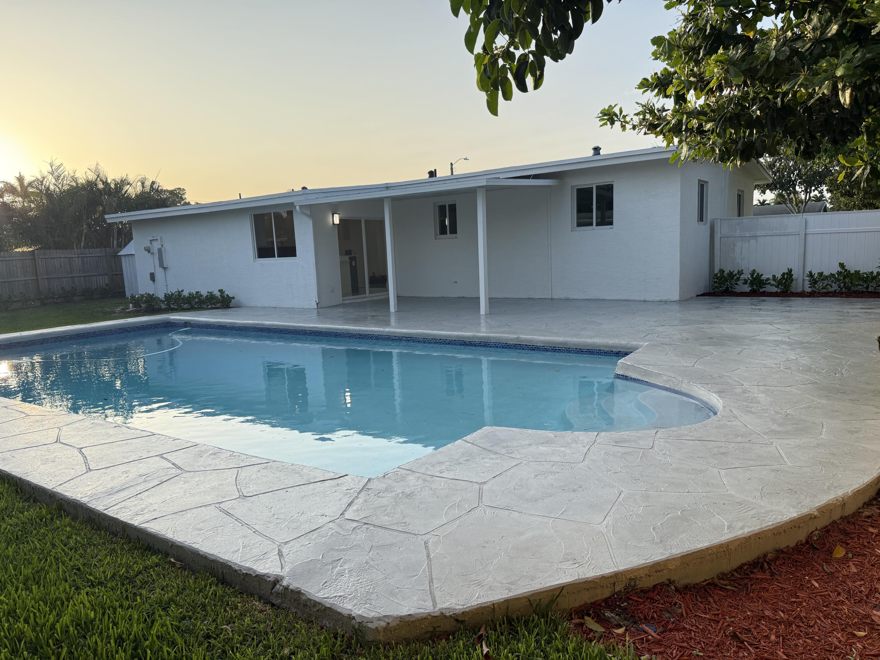 345 Pinehurst Road Palm Springs, FL 33461 - Photo 8 of 38 IMG_0958