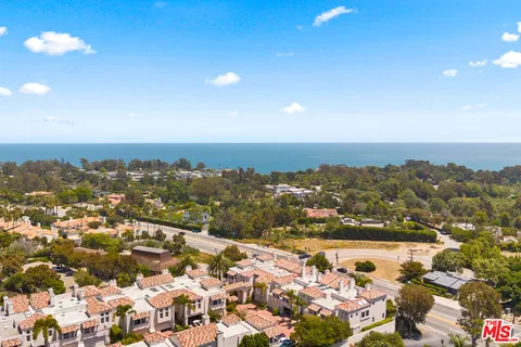 $1,699,999 | 6435 Zumirez Drive, Unit 14, Malibu, CA 90265