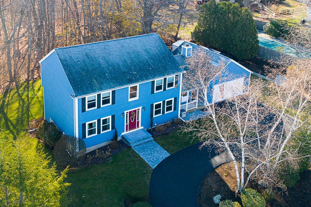 a view of a yard in front of house