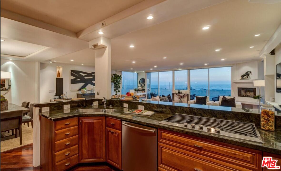 3711 Ocean Front Walk, Unit 2 Marina del Rey, CA 90292 - Photo 13 of 34 Gallery Image 13