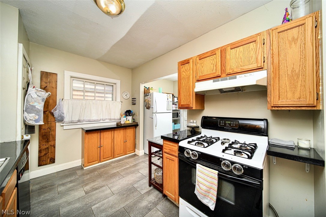 3411 Tullamore Road Cleveland, OH 44118 - Photo 3 of 33 Gallery Image 3