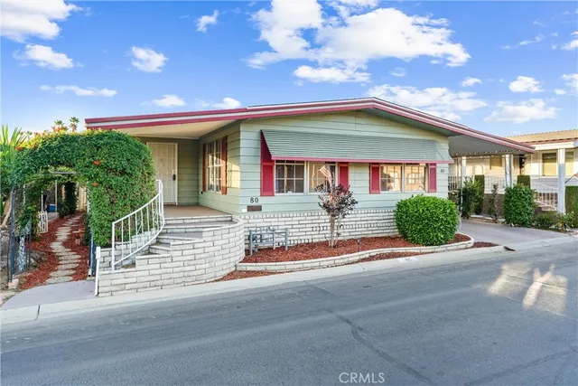 a view of a house with porch and garden
