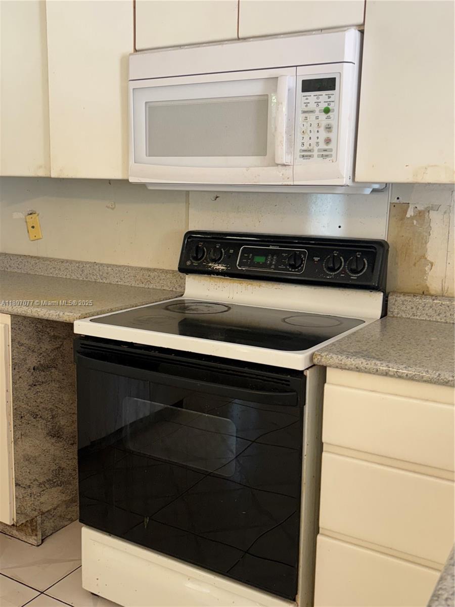 6261 Southwest 6th Street Miami, FL 33144 - Photo 10 of 29 a close view of stove