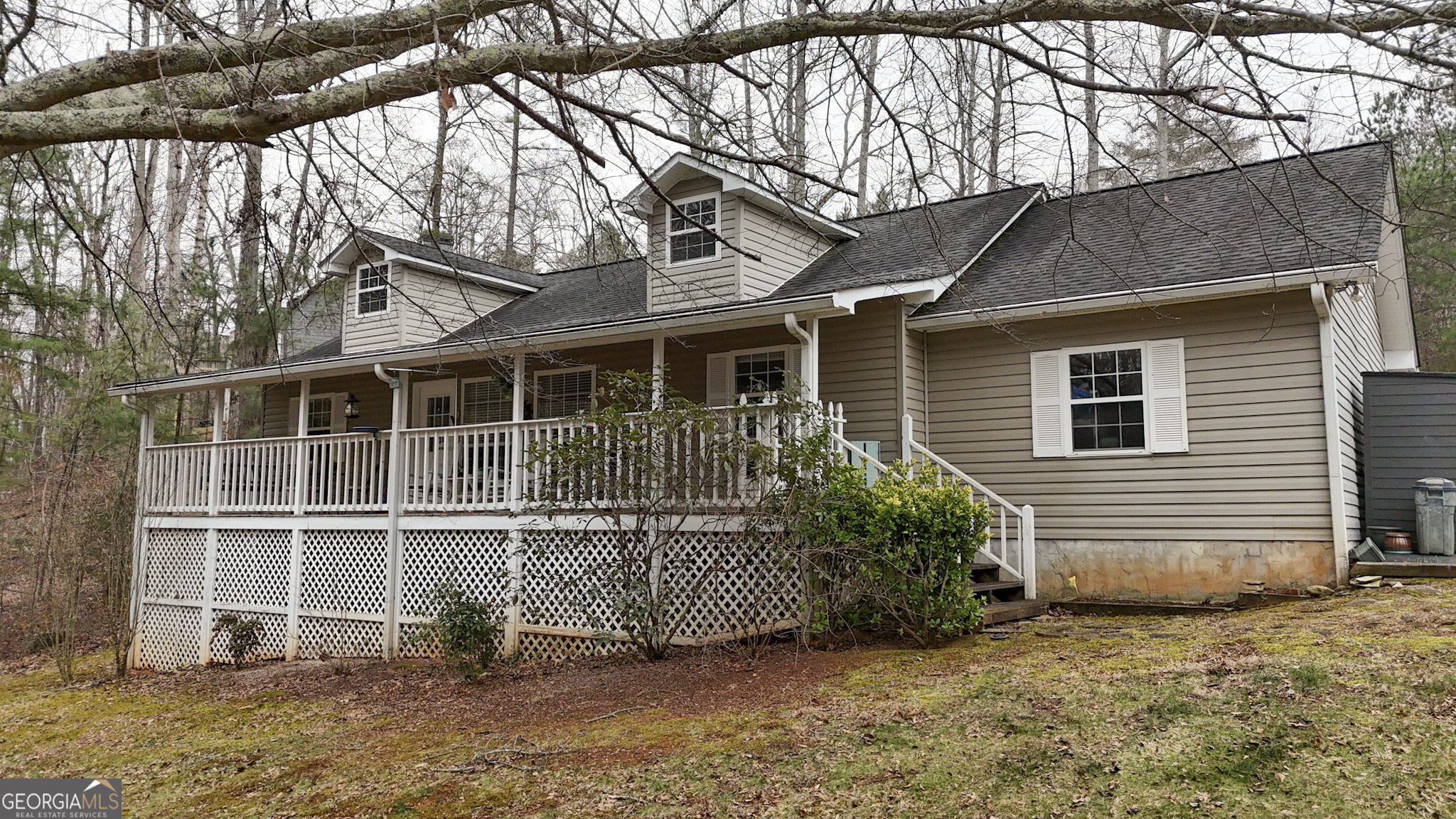 a view of a house with a yard