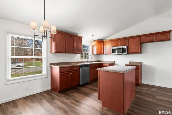 $220,000 | 811 Finley Street, Jacksonville, IL 62650